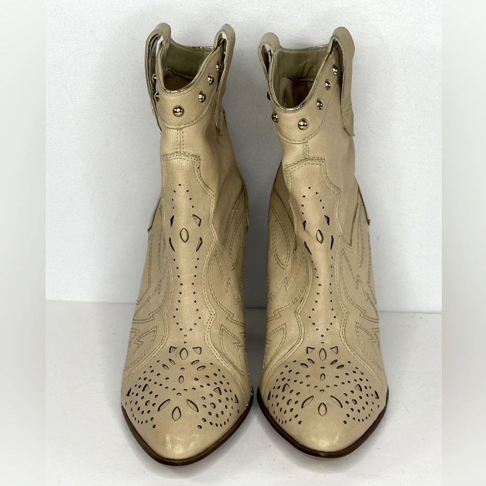 Carlos Santana Spur Cream Western Ankle Boots Leather Rodeo Boho Sz 9.5 - Picture 1 of 10
